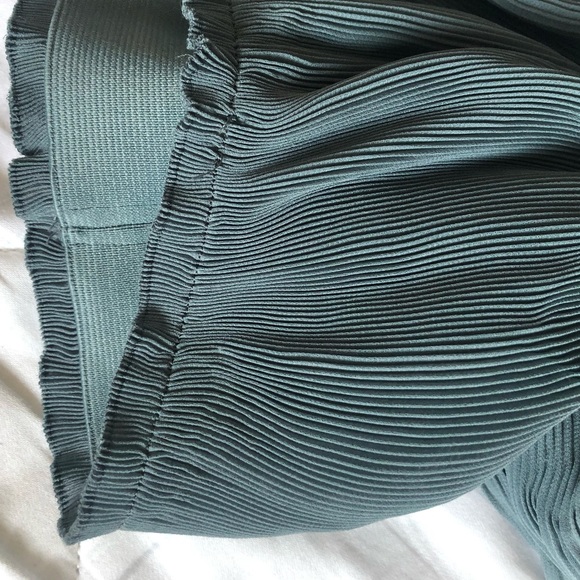 SOLD H&M Pleated Skirt - Picture 5 of 5
